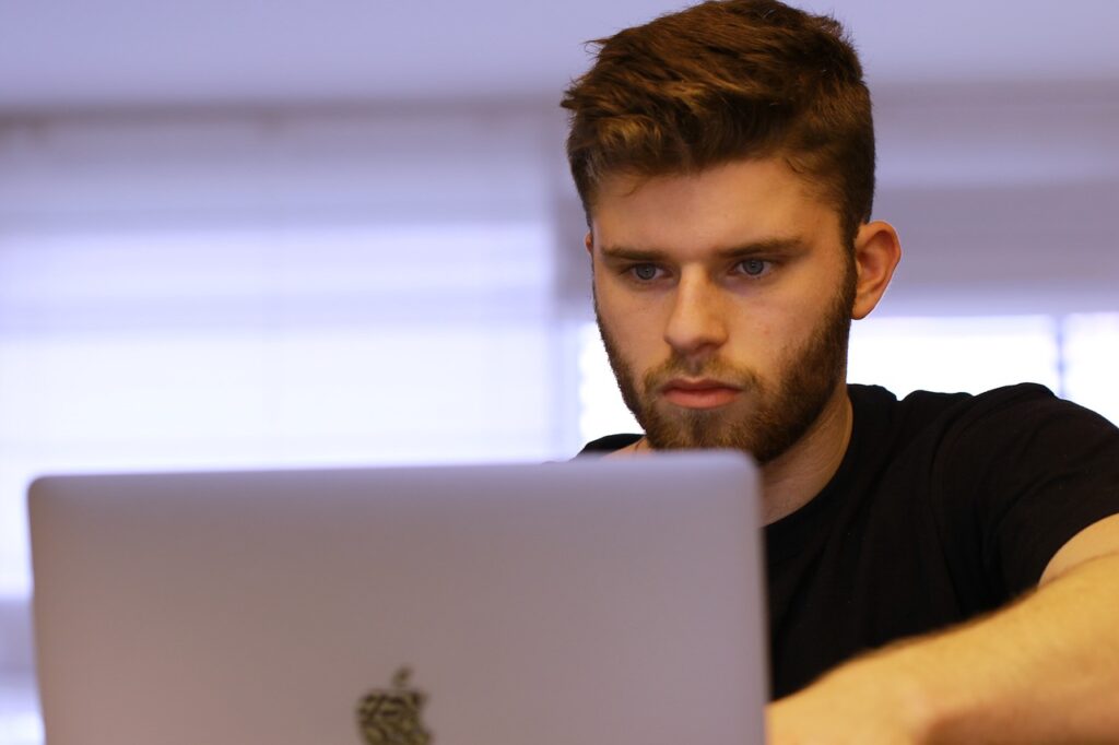 Konta studenckie oferują młodym ludziom darmowe prowadzenie i dostęp do bankowości mobilnej
