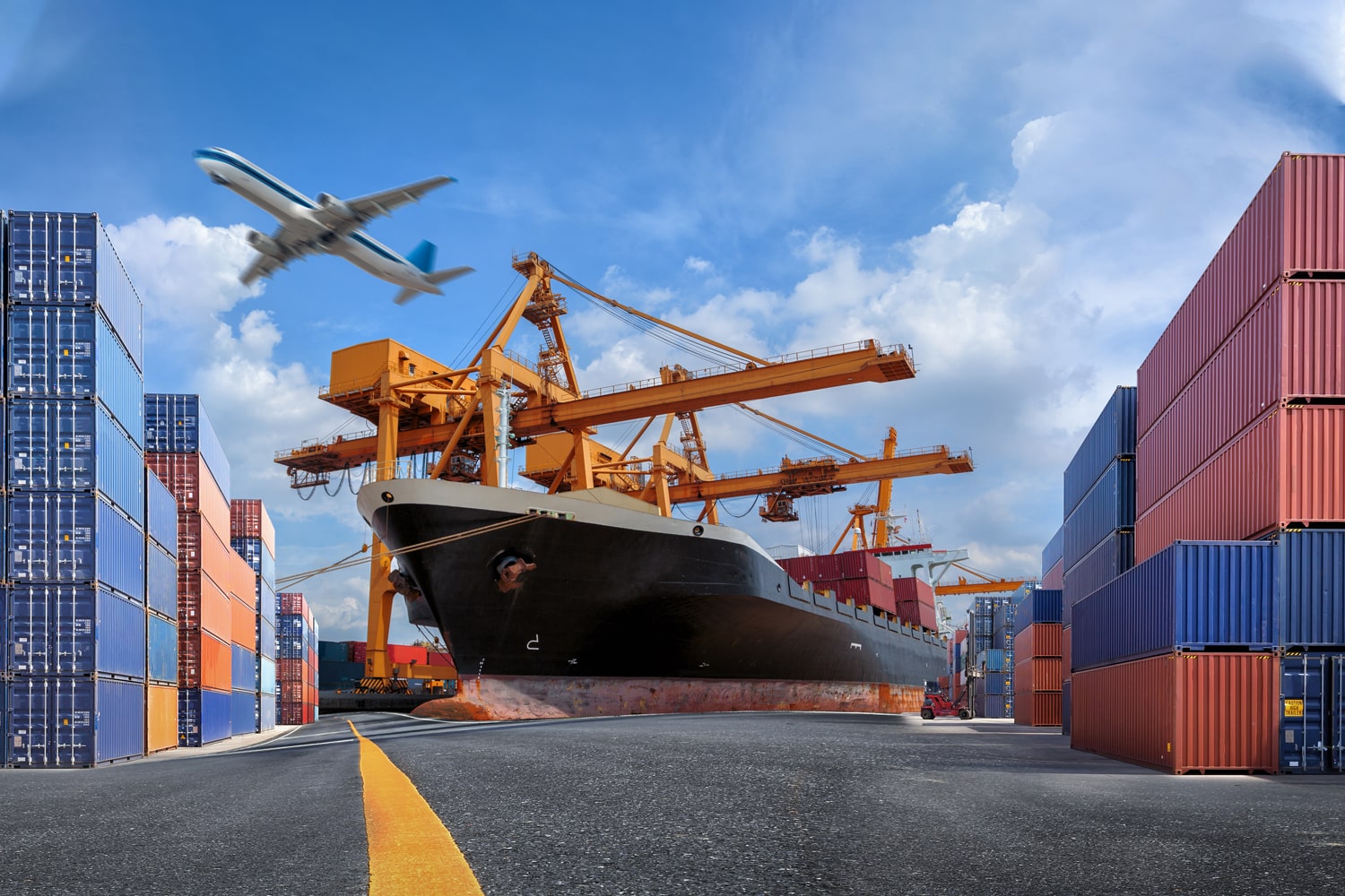 ubezpieczenie cargo chroni towary podczas transportu morskiego, lotniczego i lądowego ubezpieczenie chroni towary podczas transportu i magazynowania
