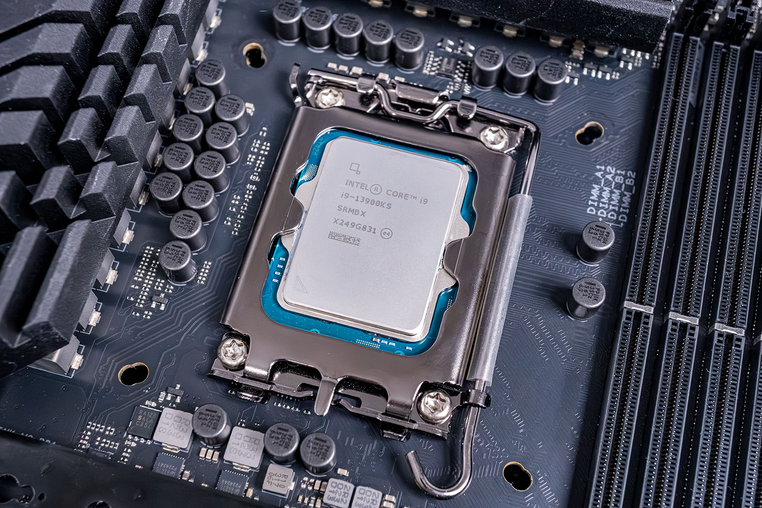 Serwer rack z wieloma dyskami NVMe Gen5 i wykresem przepustowości