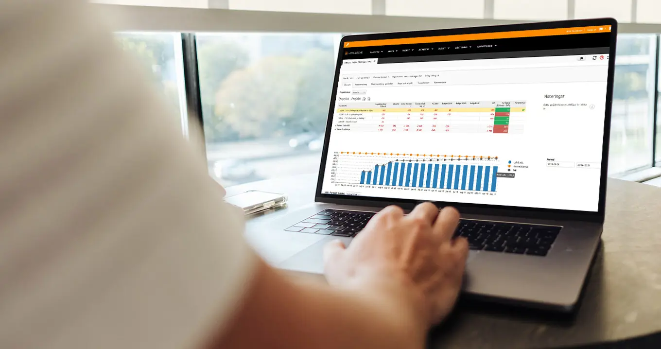 Użytkownik pracujący na laptopie z baterią 8 godzin i ekranem w jasnym pomieszczeniu