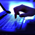 Laptop do 3000 zł - które modele proponują wydajność premium w budżetowej cenie? Cztery smukłe laptopy budżetowe na stole z ekranami włączonymi i cenami poniżej 3000 zł