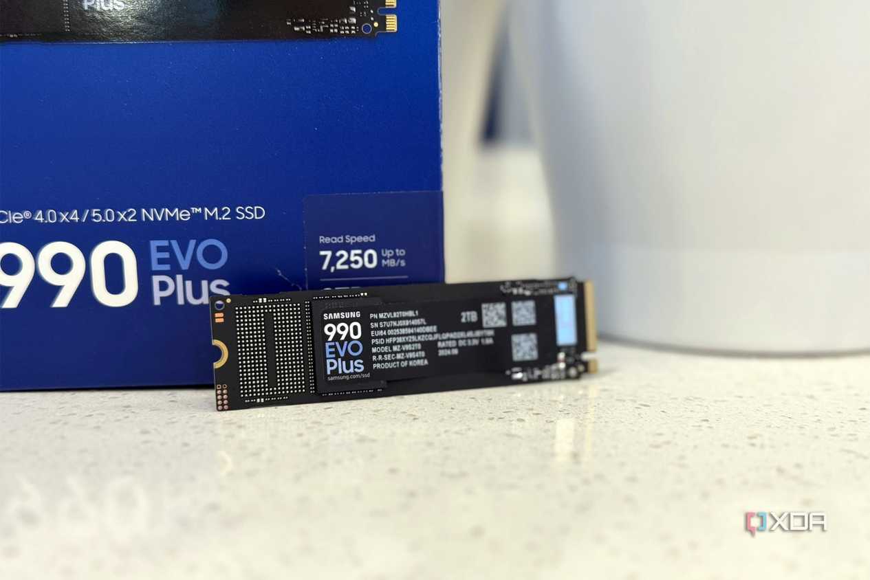 Laptop z podłączonym dyskiem SSD 1TB wyświetlający wykres transferu 500MB/s