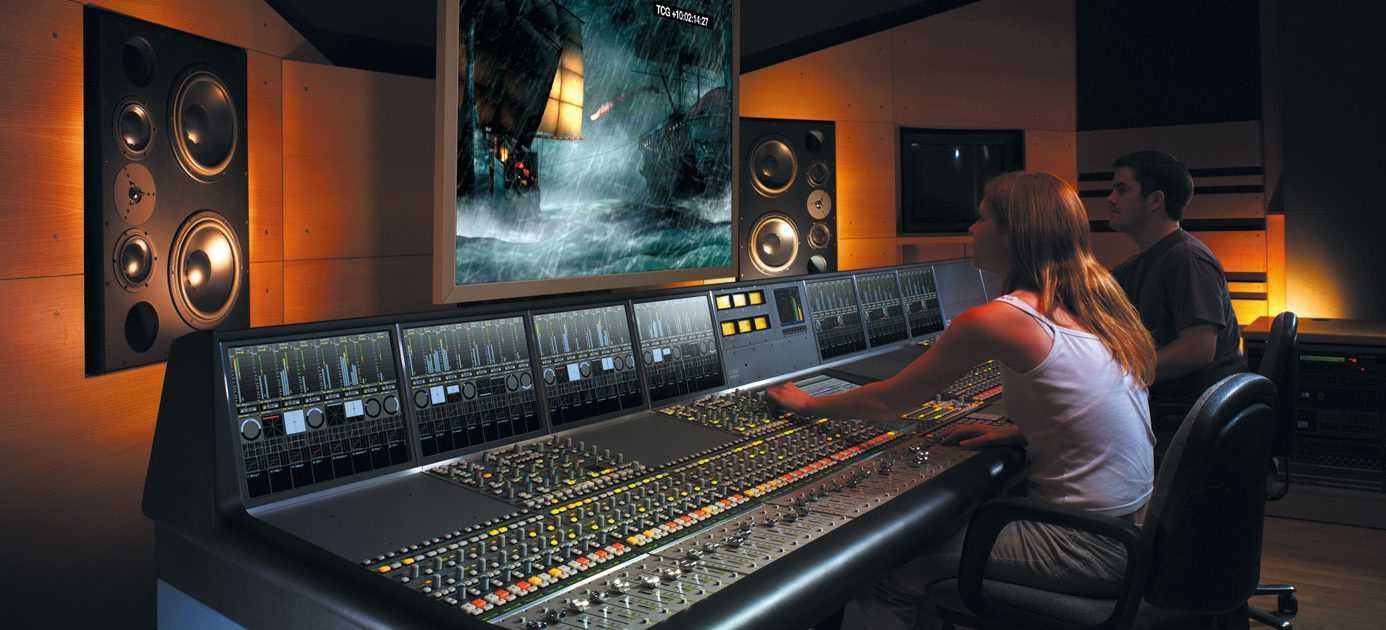 Studio dźwiękowe z konsolą miksującą efekty specjalne generowane przez syntezator AI