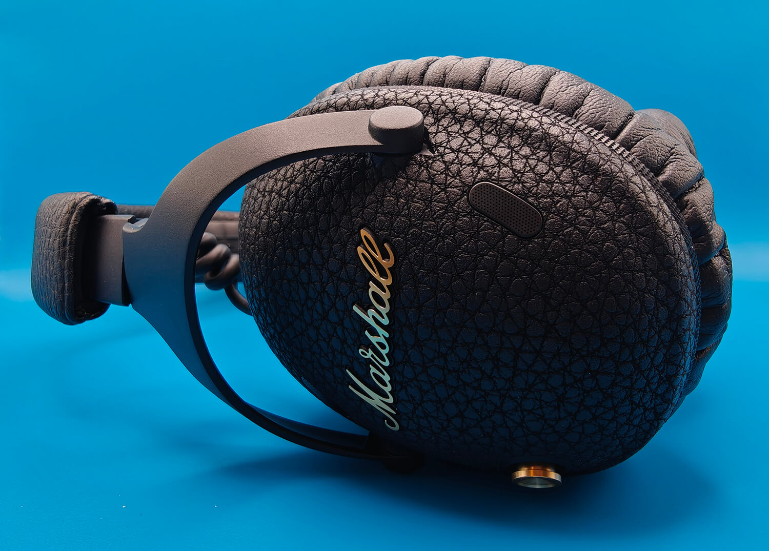 Tabela porównawcza parametrów modeli Tabela specyfikacji z cenami wagą i częstotliwością dla czterech słuchawek ANC