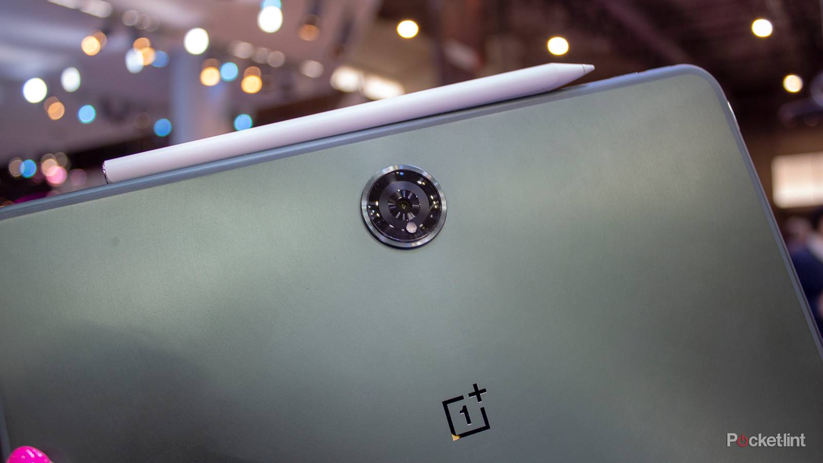 Tabela porównawcza specyfikacji pięciu laptopów z procesorami i RAM obok siebie