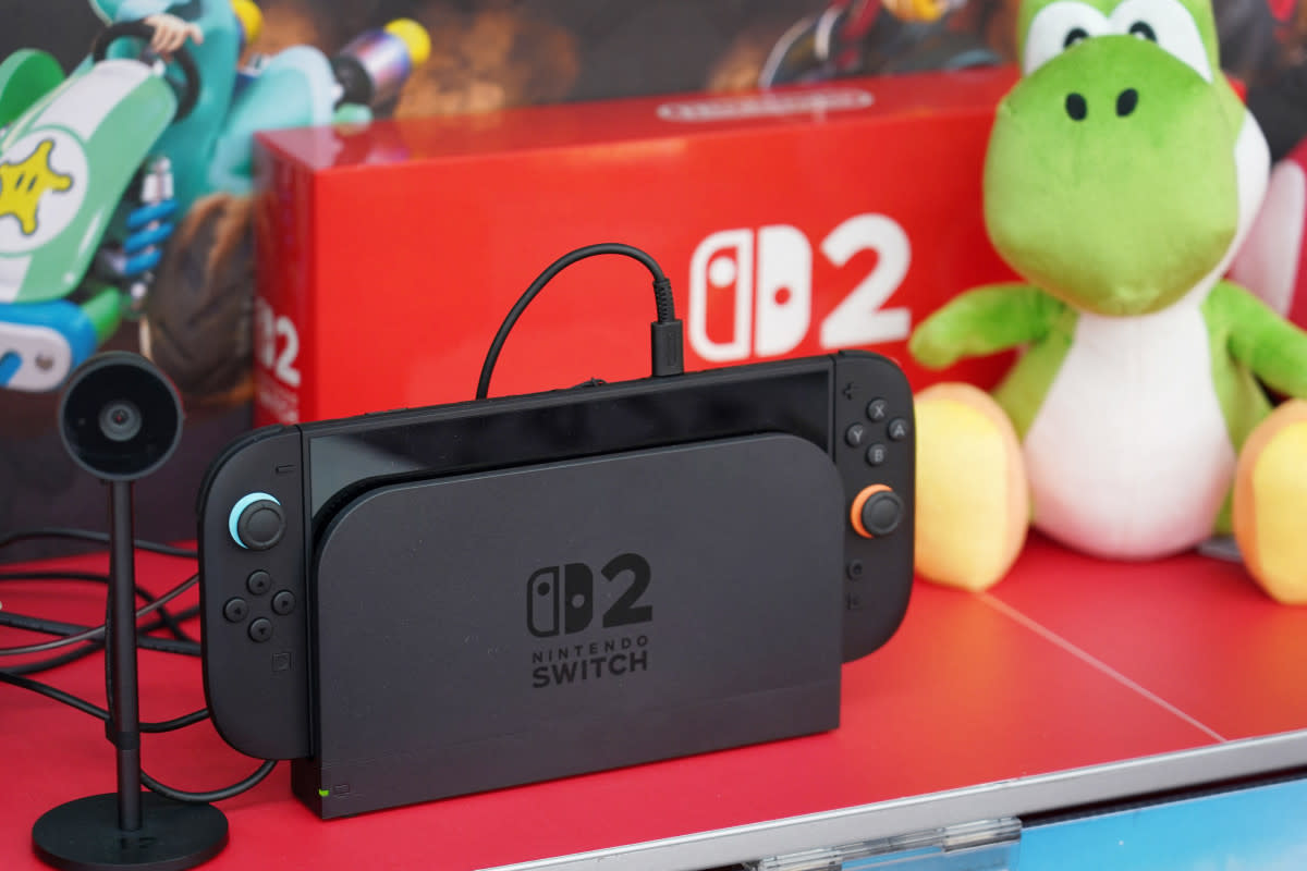 Hybrydowy tryb Nintendo Switch handheld Nintendo Switch w trybie przenośnym z ekranem obok stacjonarnego Docka