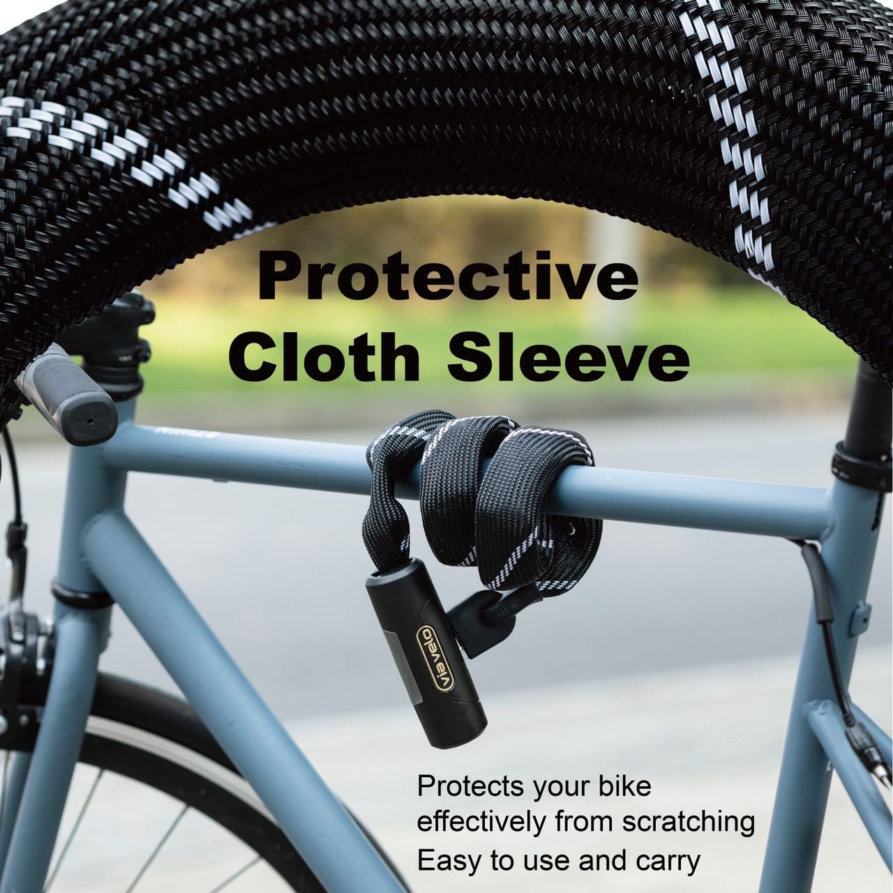 Zgłaszanie kradzieży roweru na policji natychmiast po zdarzeniu Smutny rowerzysta zgłaszający kradzież roweru policjantowi przy stojaku rowerowym