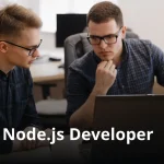 Zielone logo Node.js z białym ptakiem na tle terminala z kodem serwera