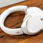 Kilka par słuchawek ANC ustawionych obok siebie na białym tle z etykietami porównania