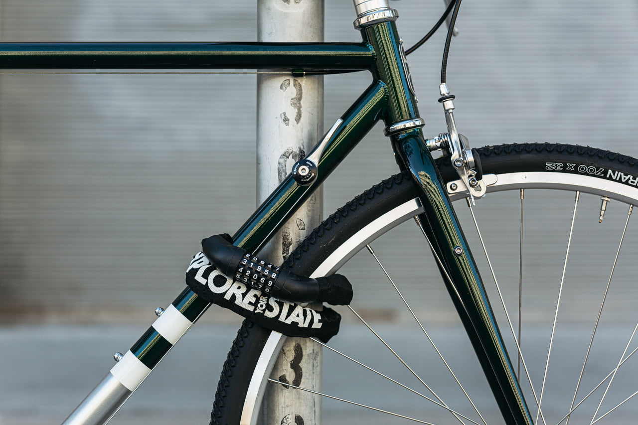 Porównanie rodzajów zabezpieczeń rowerowych przed kradzieżą Różne typy rowerowych zamków leżące na stole z kłódkami łańcuchowymi i linkami