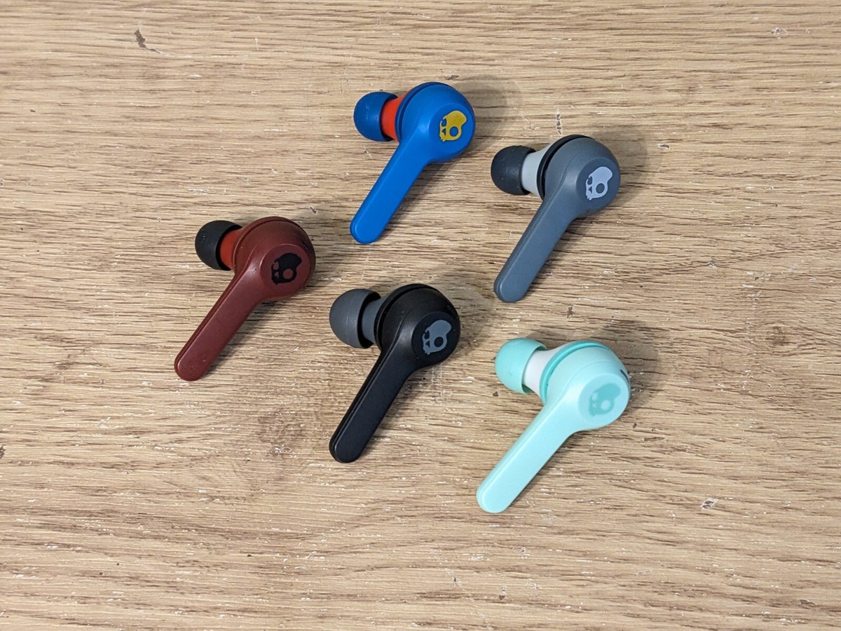 Luksusowe AirPods Max od Apple Apple AirPods Max w srebrnym kolorze z metalową obudową i siatką nauszników