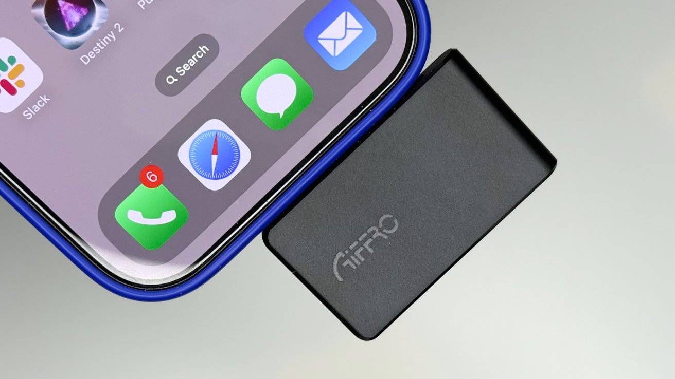 Dysk NVMe 1TB z radiatorami chłodzenia obok termometru wskazującego temperaturę