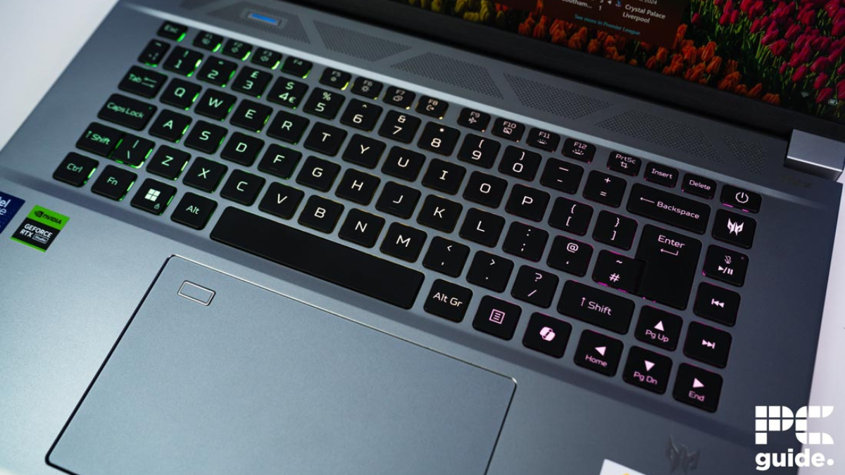 ASUS VivoBook 15 otwarty pokazujący porty USB-C Thunderbolt i slot kart SD