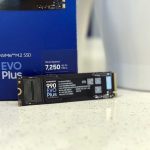 Trzy dyski zewnętrzne 1TB w rzędzie z ikonami prędkości mobilności i tarczy ochronnej