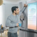 inteligentna lodówka z kamerami AI i ekranem dotykowym